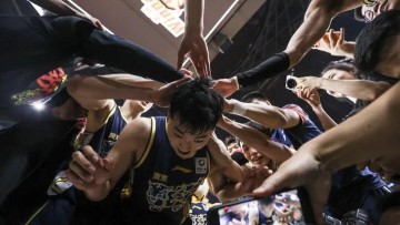 乐鱼体育-广东男篮今日动态更新！球队四人爆发赢下主场比赛，杜锋指导深夜发言，徐杰险些成背锅之人